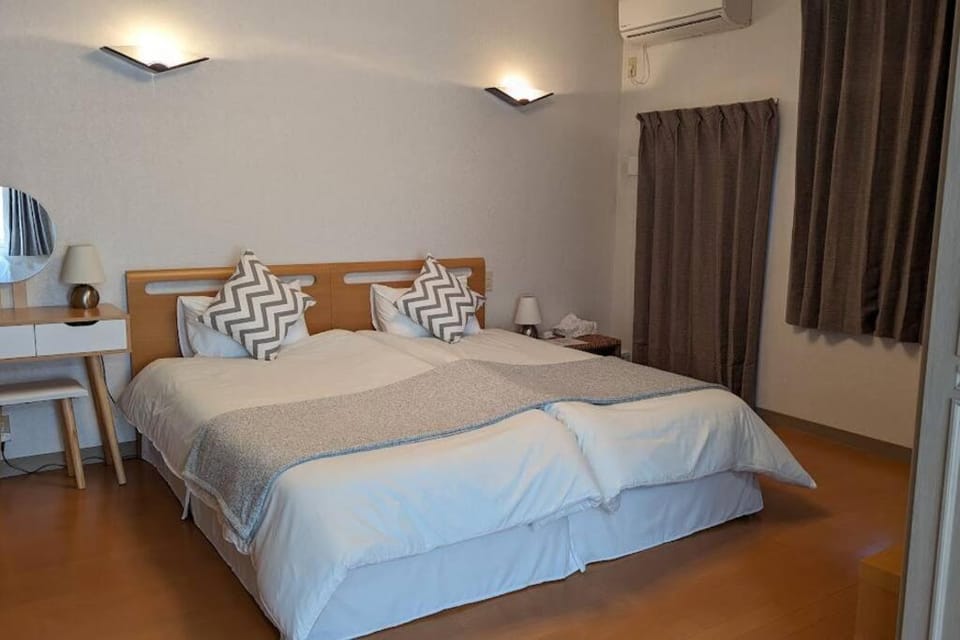 Roomy 4BR Home Sleeps 9／ShinOsaka／Large Groups House in Osaka