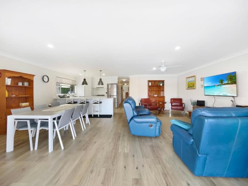 TV and multimedia, Kitchen or kitchenette, Living room, Seating area, Dining area