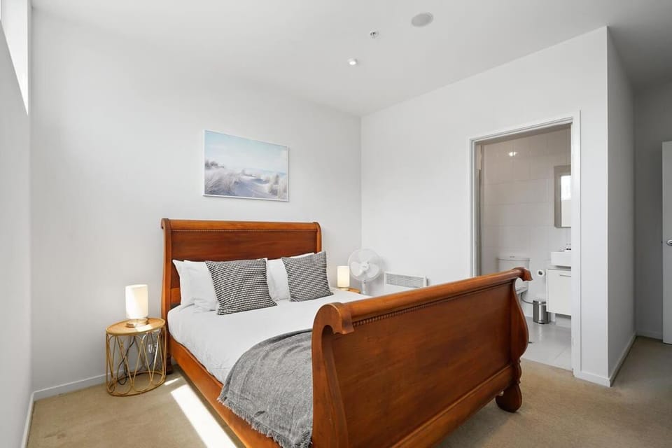 A River-side 2bdm Footscray Oasis + Parking Apartment in Melbourne