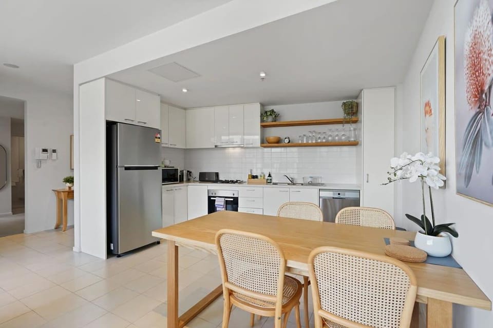 A River-side 2bdm Footscray Oasis + Parking Apartment in Melbourne