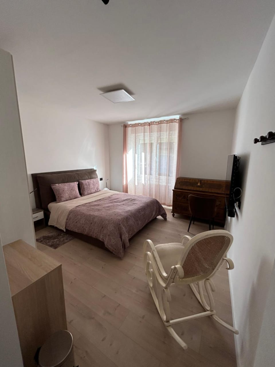 Bed, TV and multimedia, Photo of the whole room, Bedroom