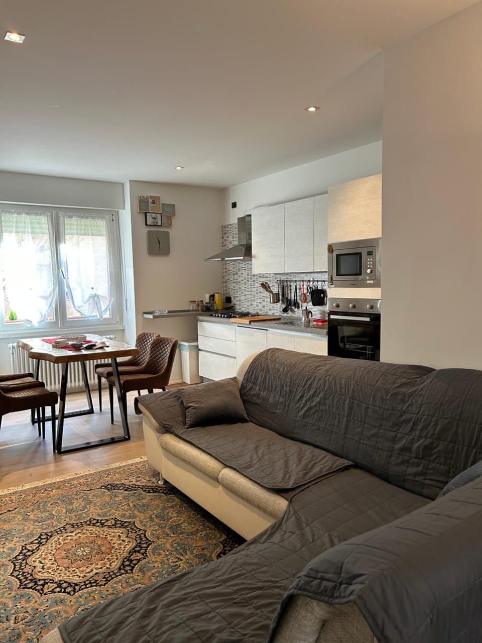 Kitchen or kitchenette, Living room, Seating area, Dining area, stove