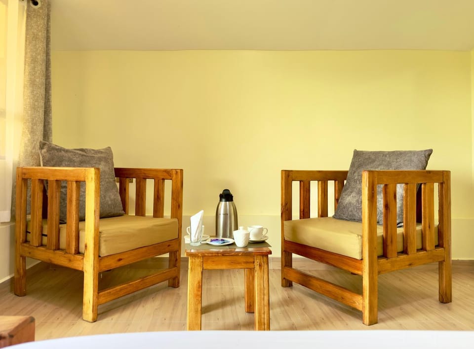 Coffee/tea facilities, Living room, Seating area, Dining area