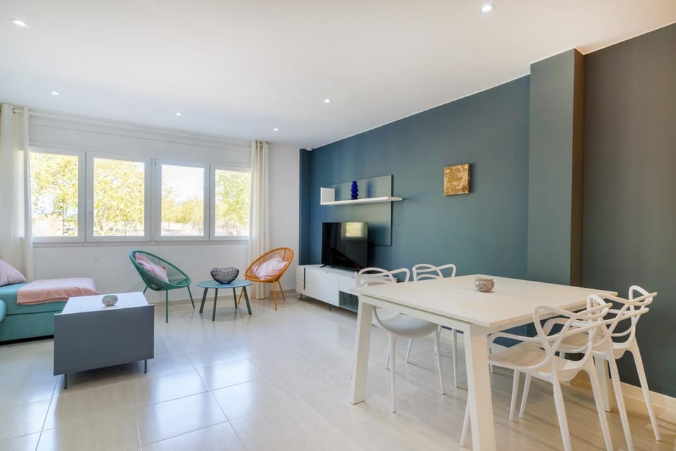 Communal lounge/ TV room, TV and multimedia, Living room, Lounge or bar, Seating area, Dining area, Evening entertainment