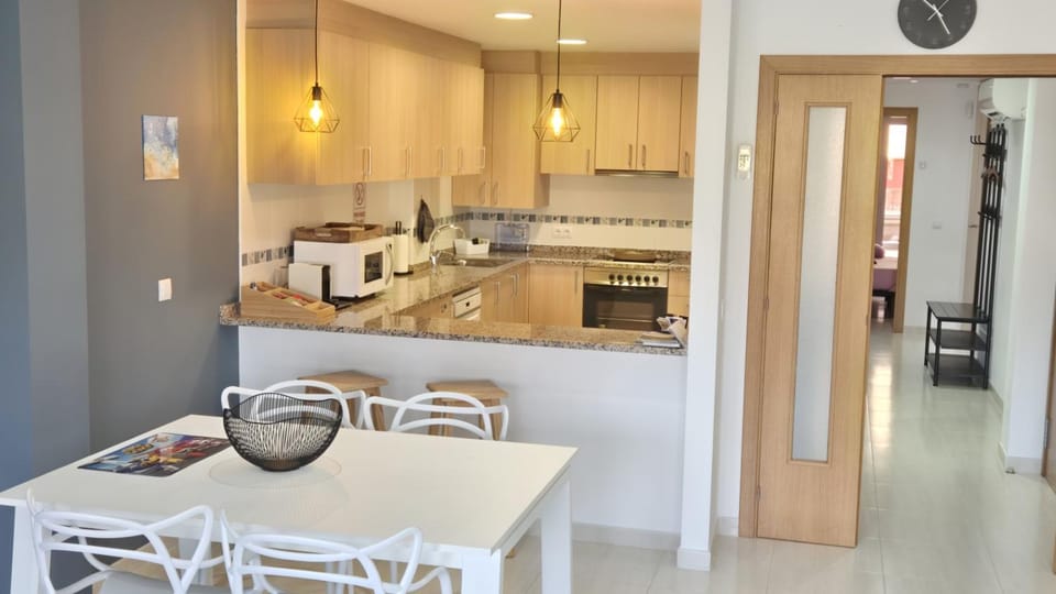 Coffee/tea facilities, Kitchen or kitchenette, Dining area, dishwasher, oven, stove, stove, toaster, kitchen