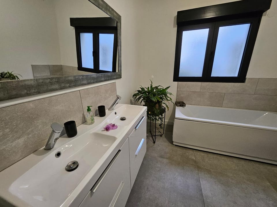 Bath, Internal: Not applicable to any particular room