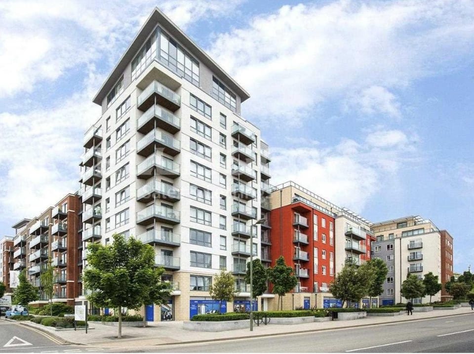 Property building, Neighbourhood, Location