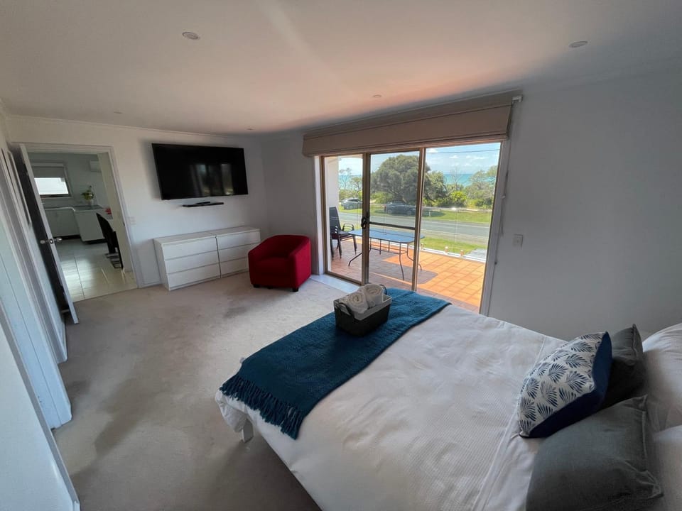 Bed, TV and multimedia, Living room, Photo of the whole room, Bedroom