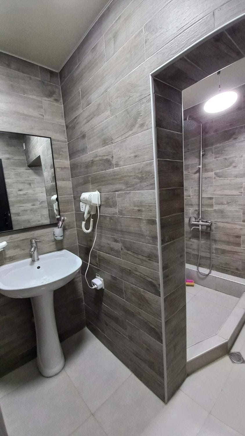 Shower, Toilet, Bathroom, Bath, towels