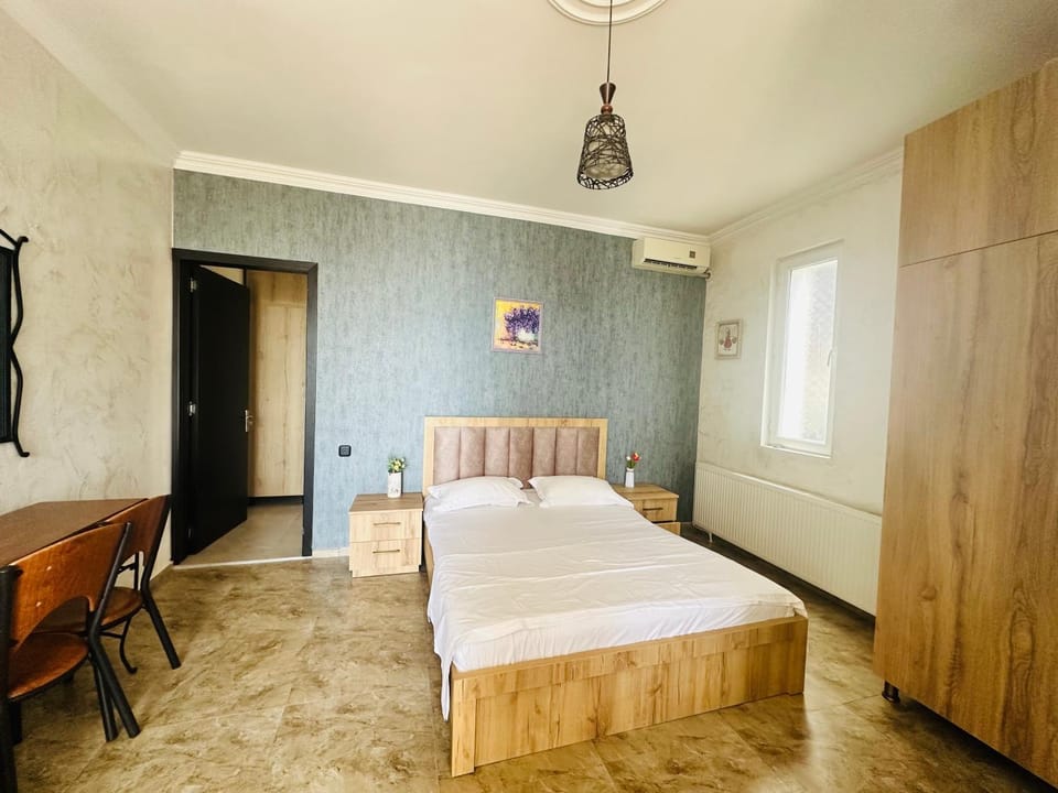TV and multimedia, Photo of the whole room, Bedroom, wardrobe, air conditioner