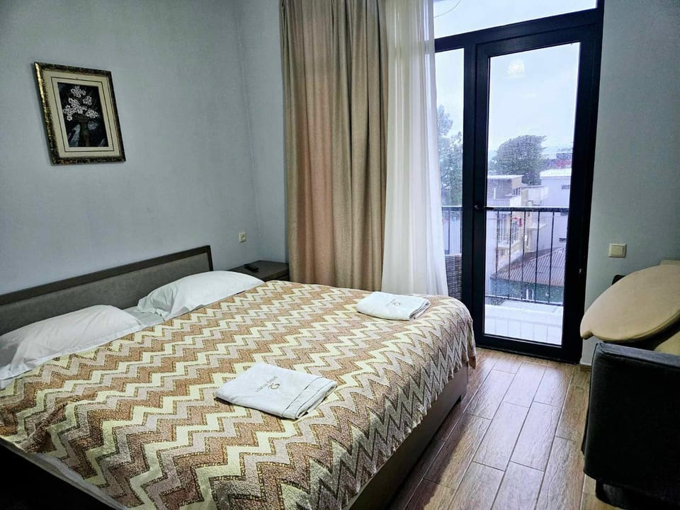 Photo of the whole room, Bedroom, towels