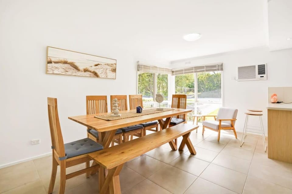 Coastal Rosebud Family Home - Steps from the Beach House in Rosebud