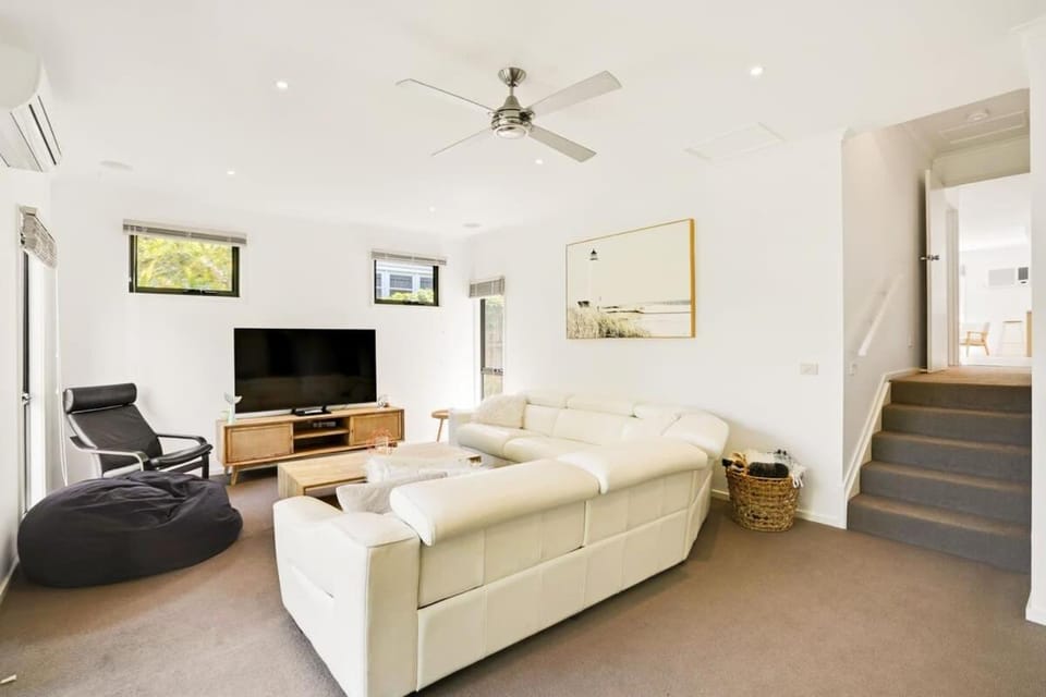 Coastal Rosebud Family Home - Steps from the Beach House in Rosebud