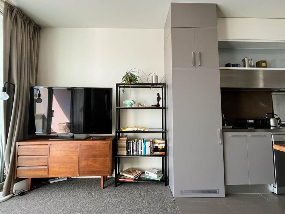 Explore Melbourne from this Chic 1BR in Windsor Apartment in Melbourne