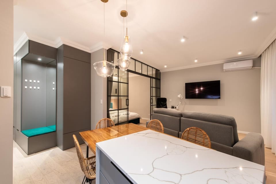 Communal lounge/ TV room, TV and multimedia, Photo of the whole room, Dining area, Evening entertainment