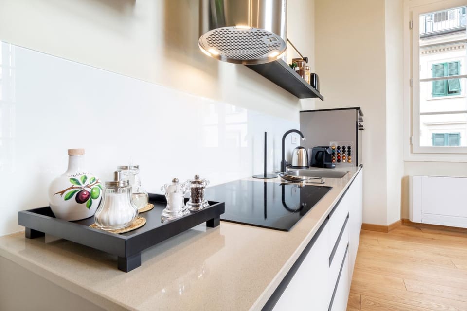 Coffee/tea facilities, Kitchen or kitchenette, stove