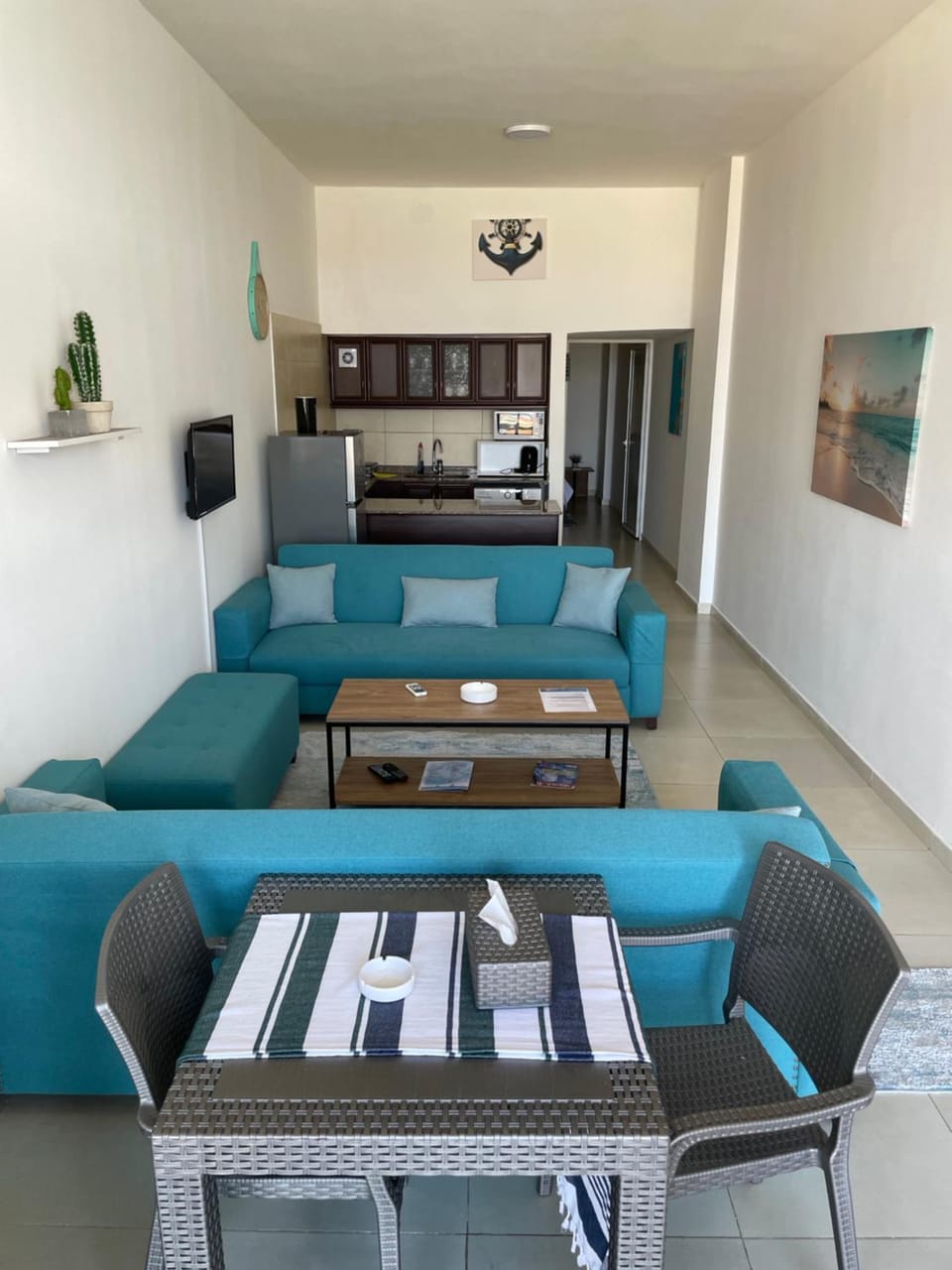 Kitchen or kitchenette, Living room, Seating area, Dining area