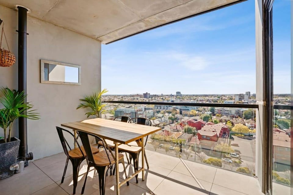 Ovation - New Footscray Apt w parking & pool Apartment in Melbourne