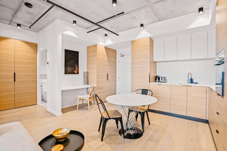 Ovation - New Footscray Apt w parking & pool Apartment in Melbourne