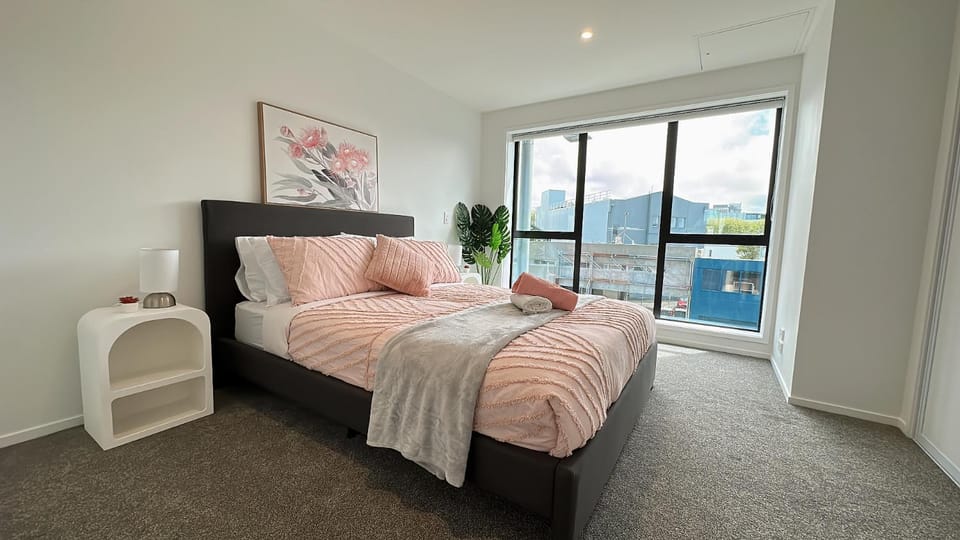 Walking Distance to Riverside Market & Hospital Apartment in Christchurch