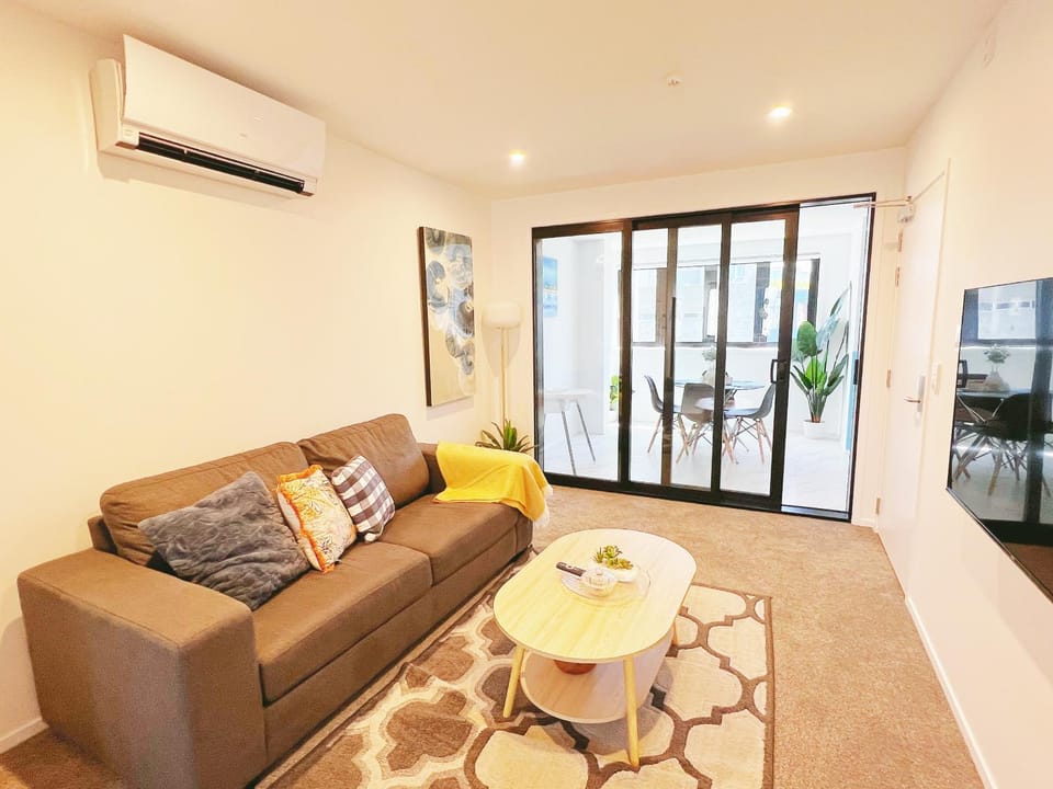 Walking Distance to Riverside Market & Hospital Apartment in Christchurch