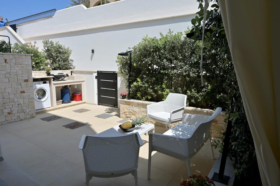 Patio, BBQ facilities, washing machine