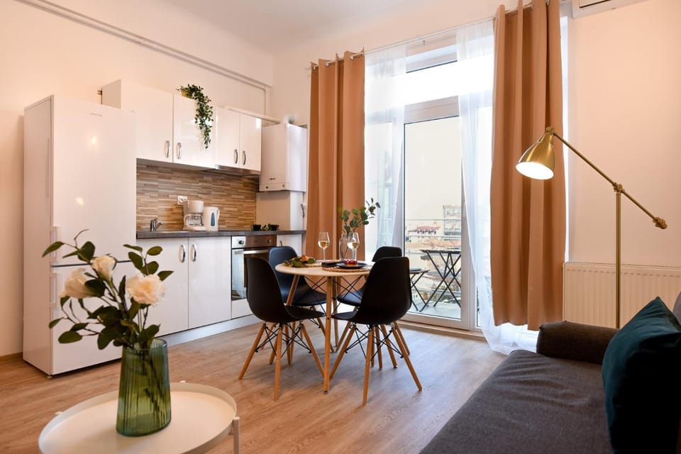 Kitchen or kitchenette, Living room, Seating area, Dining area