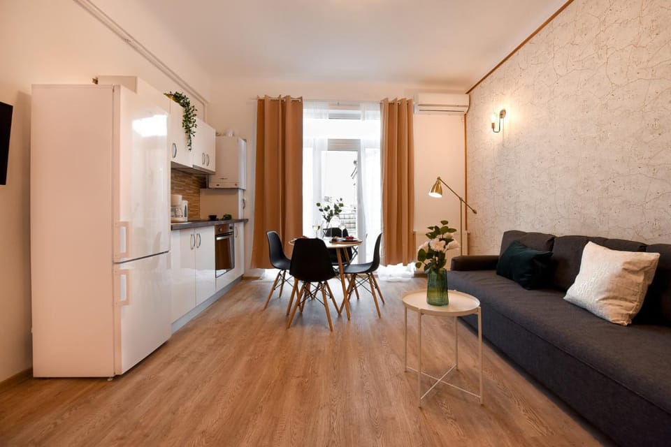 Kitchen or kitchenette, Living room, Seating area, Dining area