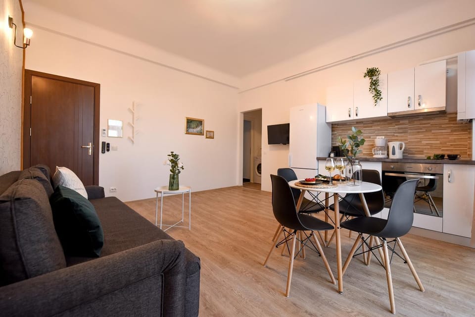 Kitchen or kitchenette, Living room, Seating area, Dining area