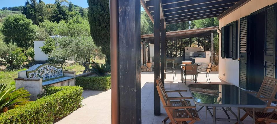 Property building, Patio, Patio, Spring, Day, Natural landscape, Garden, Garden, View (from property/room), Balcony/Terrace, Dining area, Garden view, sunbed