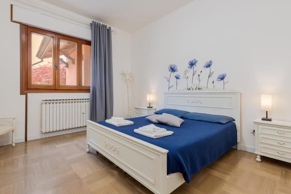 Bed, Bedroom, internet, towels