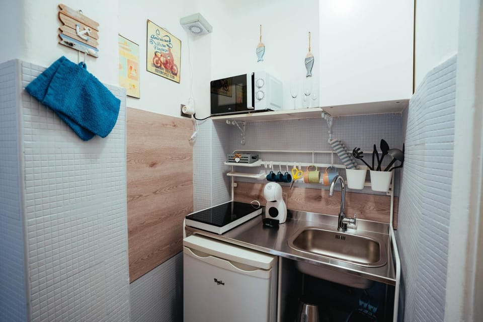 Kitchen or kitchenette, kitchen