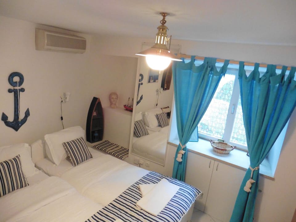 Bed, Living room, Photo of the whole room, Seating area, Bedroom