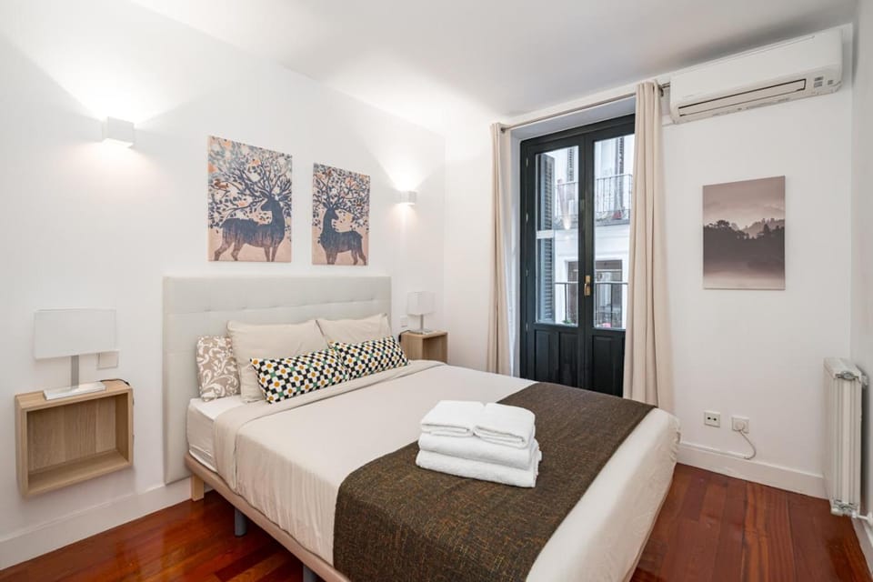 Bed, Bedroom, towels, air conditioner