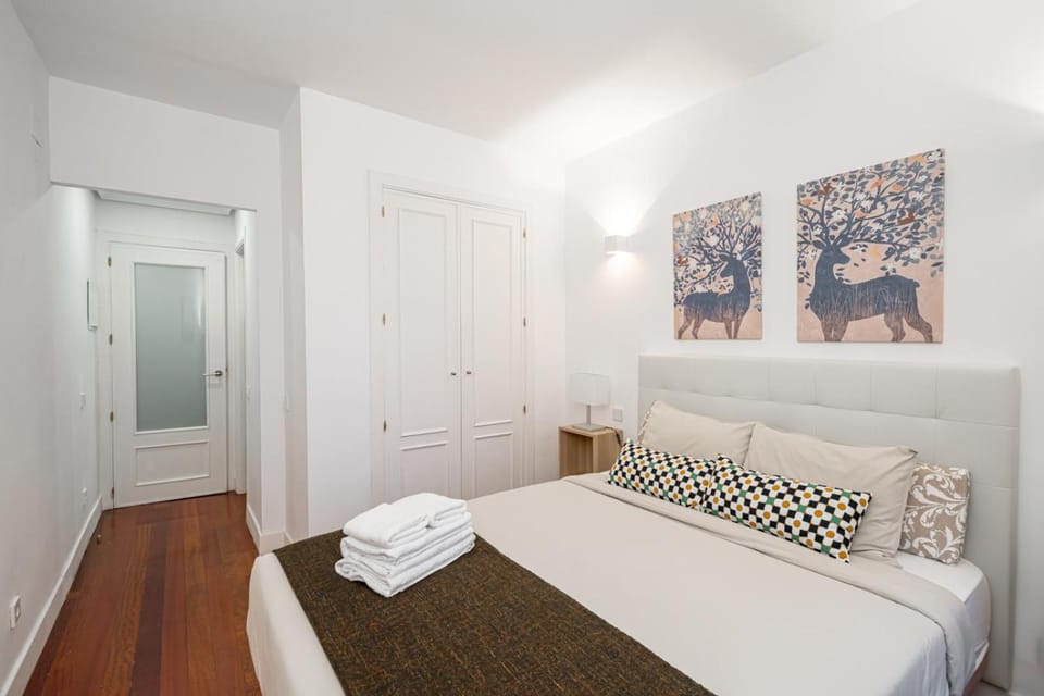 Bed, Photo of the whole room, Bedroom, towels, wardrobe