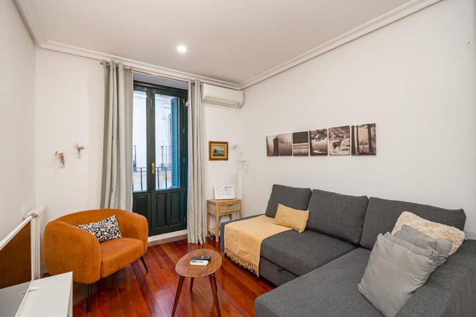TV and multimedia, Living room, Seating area, air conditioner