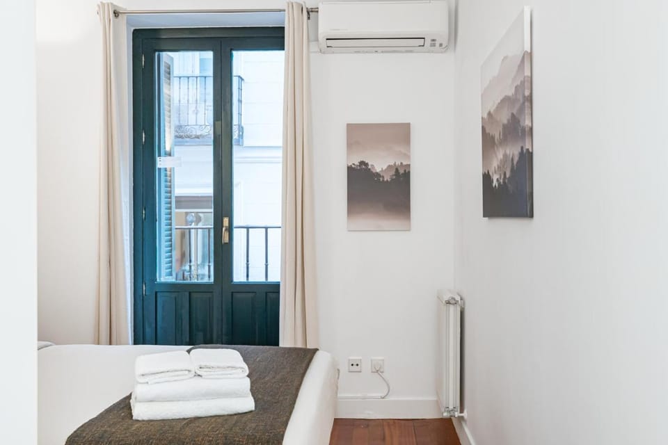 Bed, Bedroom, internet, towels, air conditioner