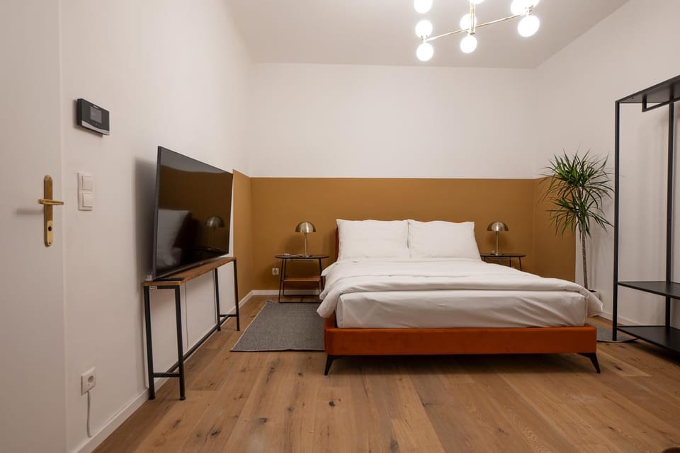 Bed, TV and multimedia, Photo of the whole room, Bedroom