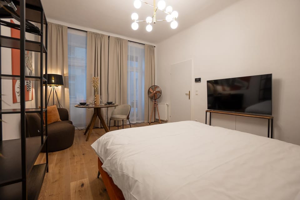 Bed, TV and multimedia, Photo of the whole room, Bedroom, hair dresser