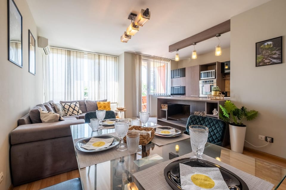 Kitchen or kitchenette, Living room, Seating area, Dining area, Food