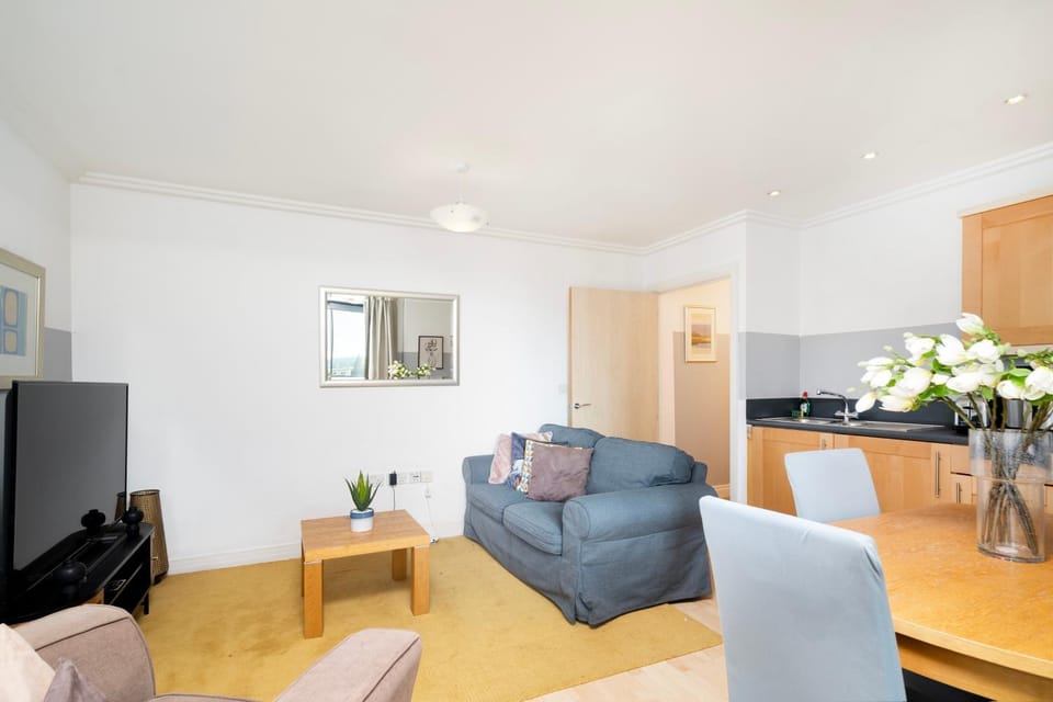 Cosy Flat right opp tube station Apartment in London Borough of Ealing