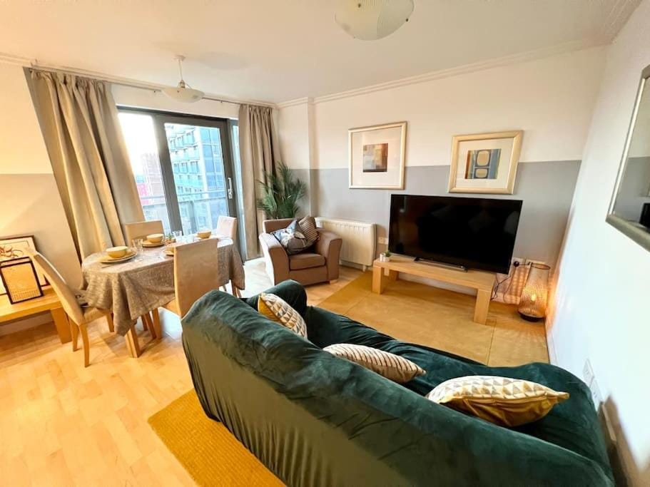 Cosy Flat right opp tube station Apartment in London Borough of Ealing