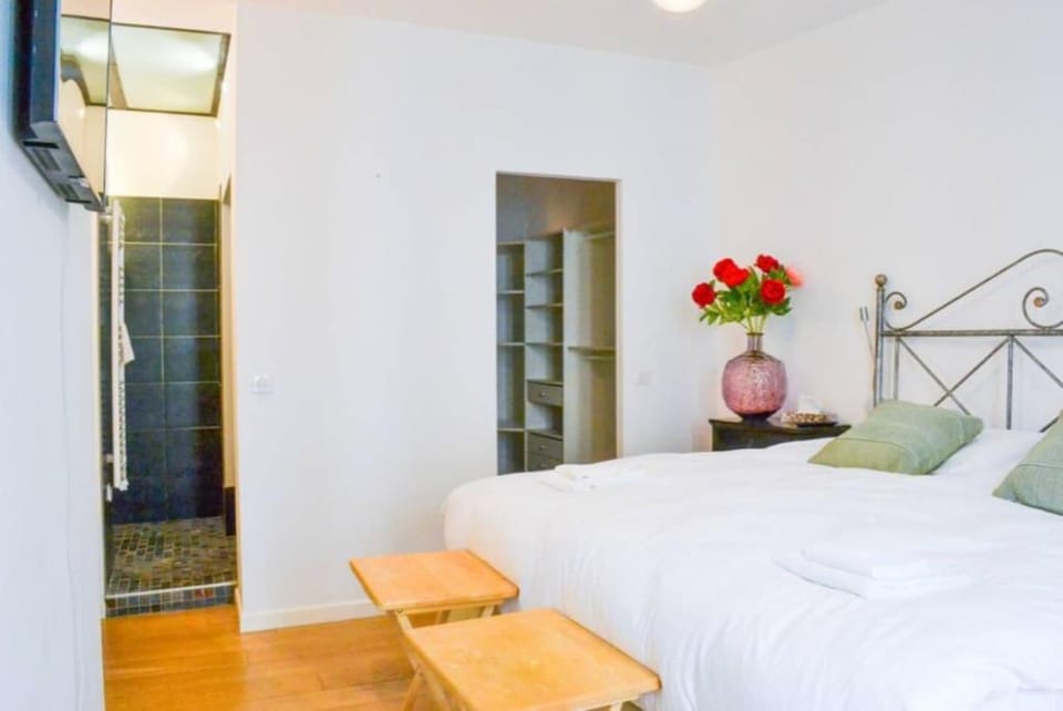 Bed, TV and multimedia, Photo of the whole room, Bedroom