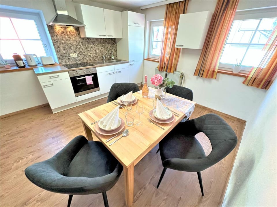 Dining area, kitchen
