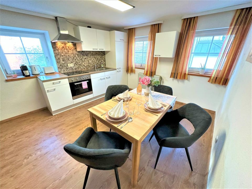 Dining area, kitchen