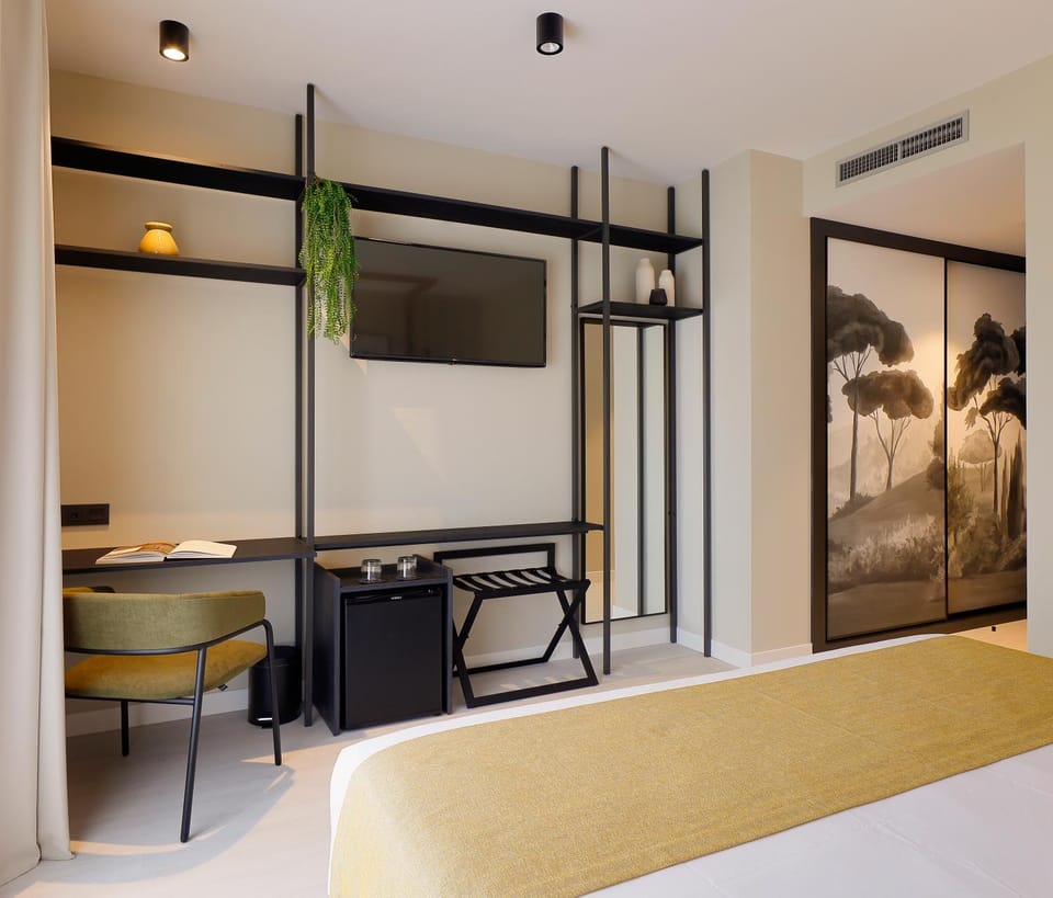 Photo of the whole room, Seating area