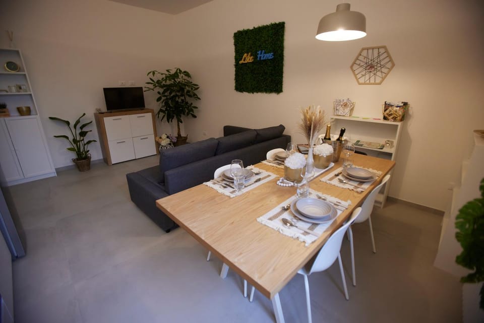 TV and multimedia, Living room, Seating area, Dining area