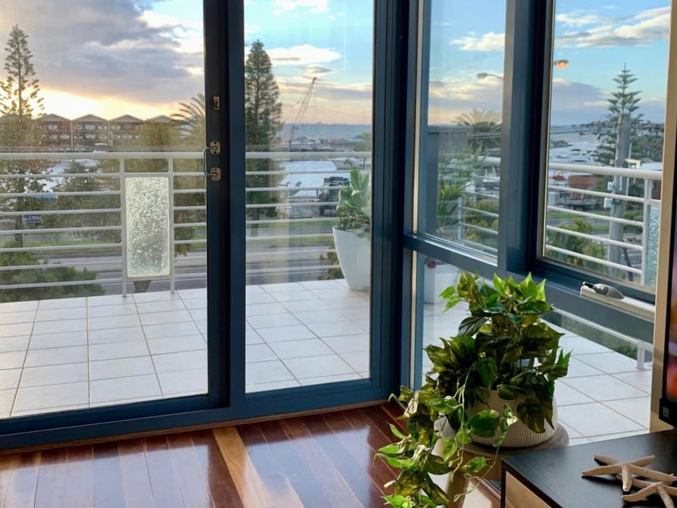 Amazing Beachfront & City Views 2 bed 2 bathroom Apartment in Saint Kilda