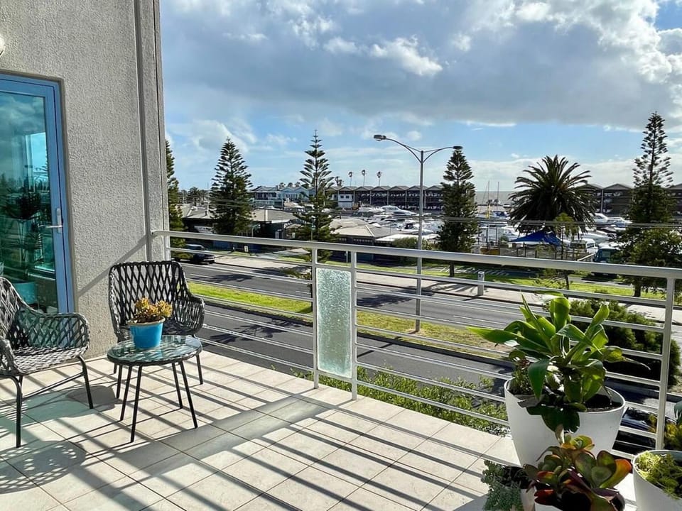 Amazing Beachfront & City Views 2 bed 2 bathroom Apartment in Saint Kilda