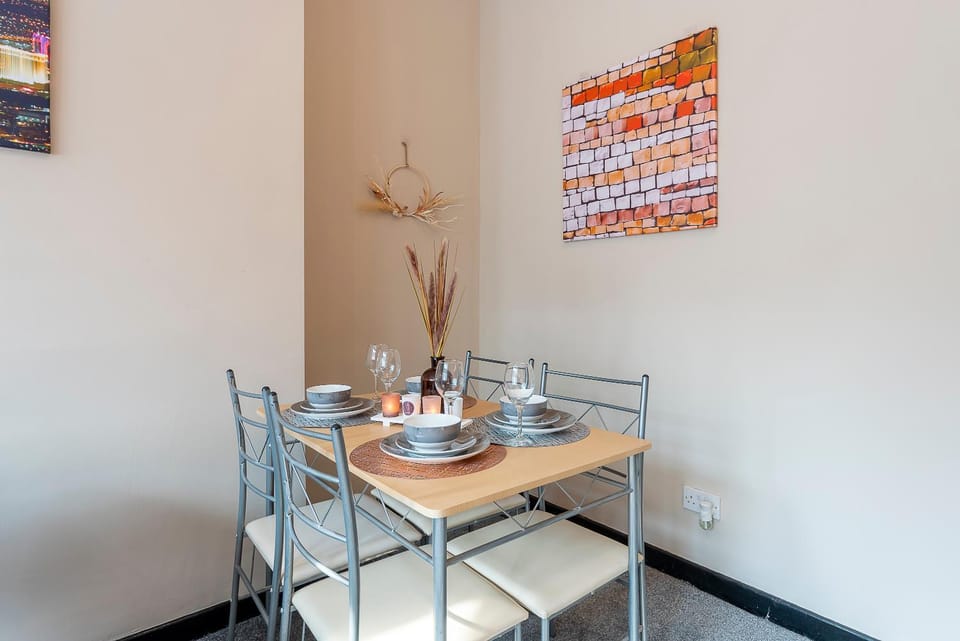 Ground Floor Gem Hull 1BR 2 Beds Street Parking & Near Shops Apartment in Hull